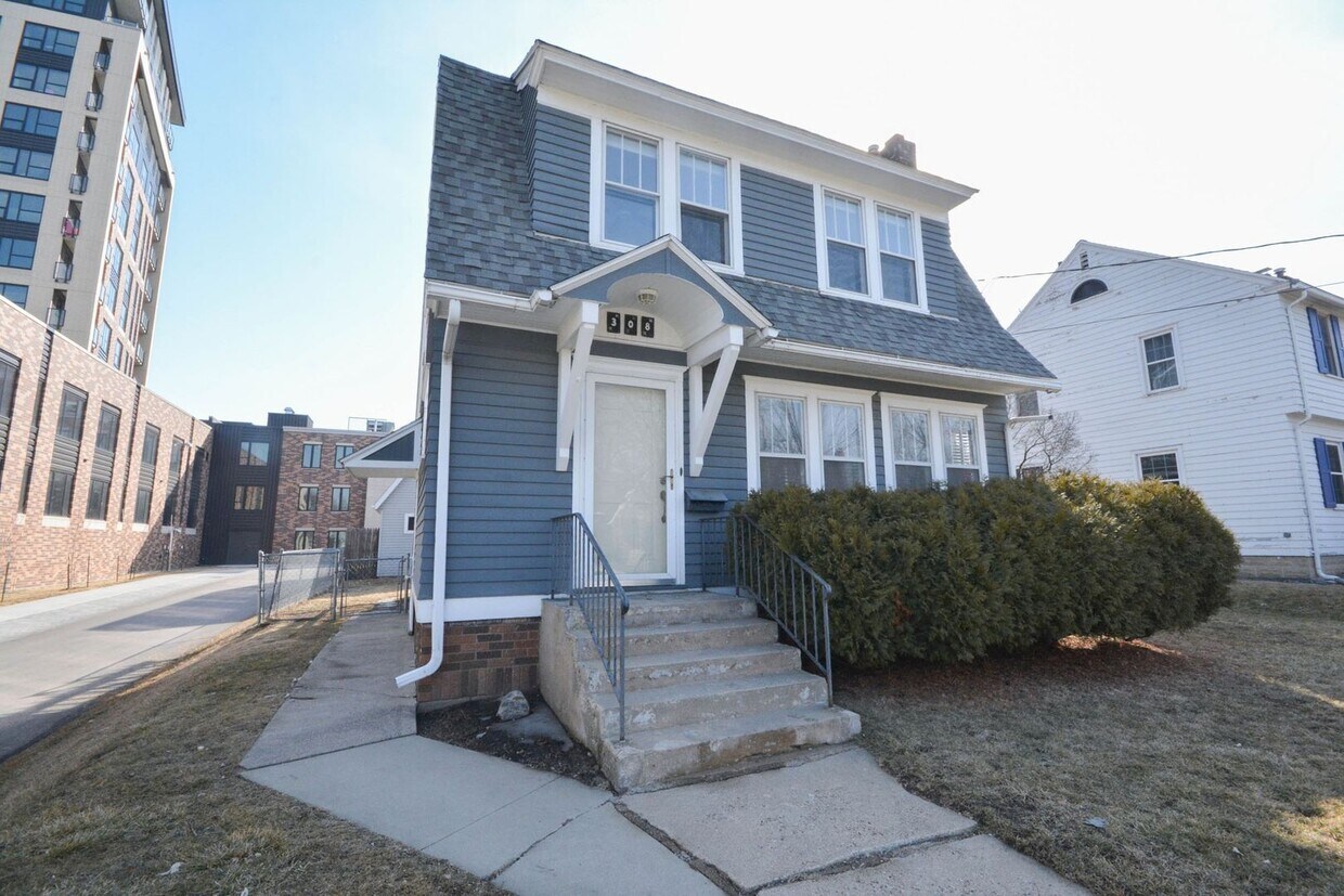 Primary Photo - Gorgeous home located just 1 block from St...
