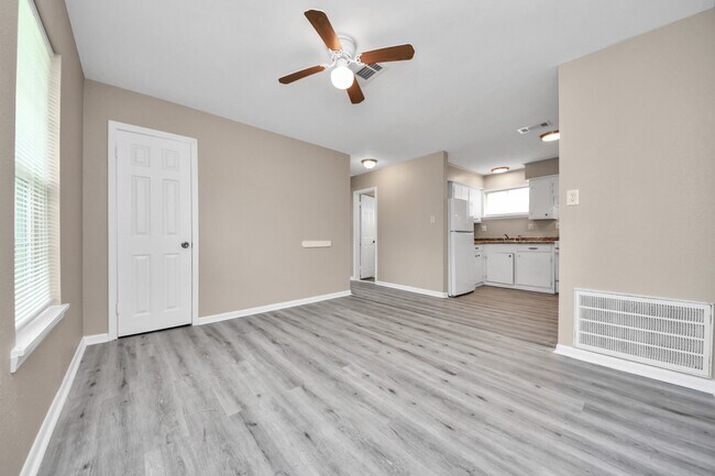 Foto del edificio - 17111 River Rd