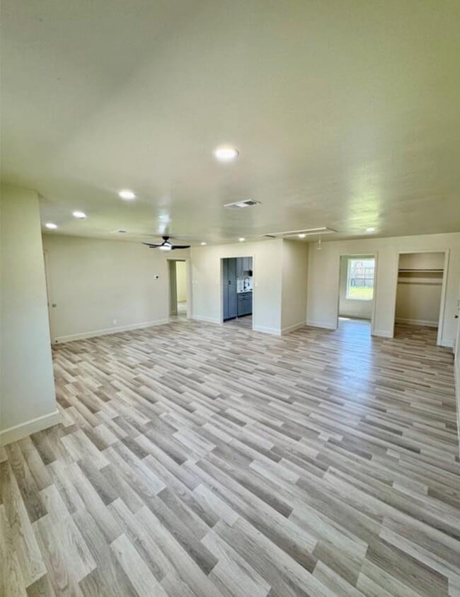 Building Photo - 4414 Howcher St
