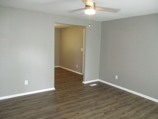 Foto del edificio - Huber 3 bedroom/1 bath Single-Story home