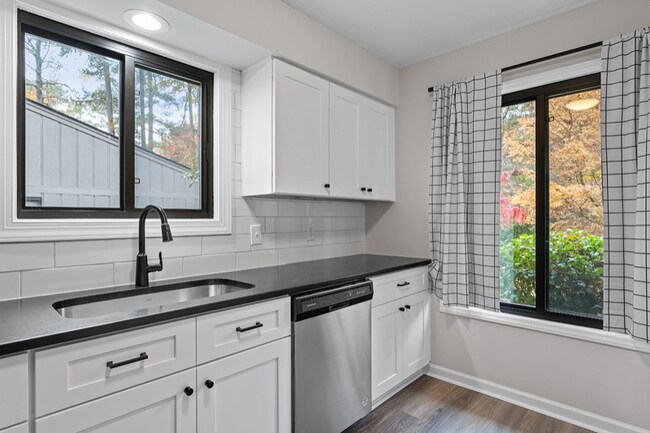 Foto del edificio - 6004 Applewood Ln