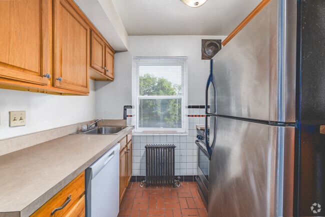 1BR, 1BA - 550SF - Kitchen - Prime Riddle Road Location | Near UC, DAAP Apartments
