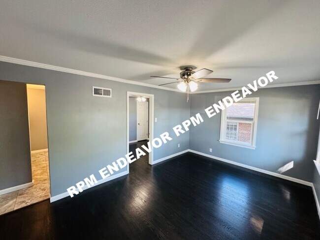 Foto del edificio - "Charming 4-Bedroom Haven with Sunroom, Ha...