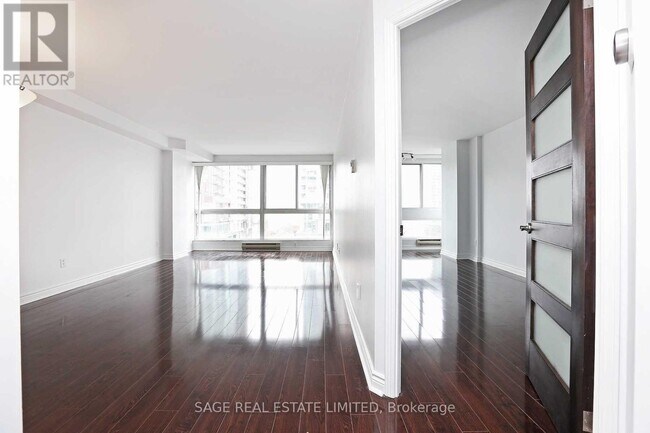 Photo du bâtiment - 7 Broadway Ave