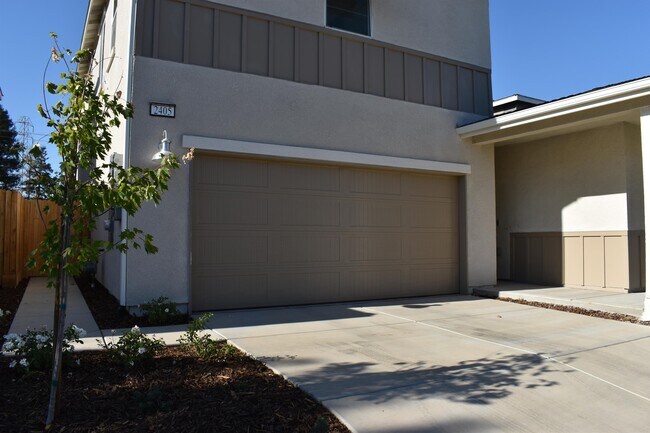 Building Photo - 2405 Explorador Dr