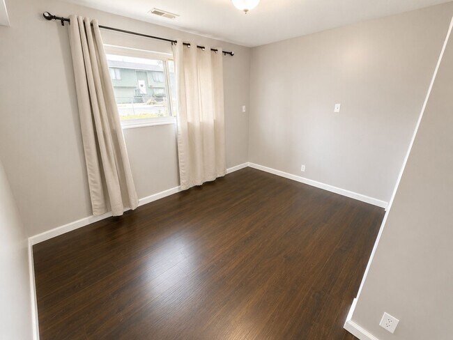 Building Photo - Amazing 4 bedroom 2 bathroom multi kitchen home a must see!!
