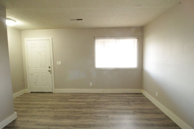 Foto del edificio - 218-222 Hinkle Avenue