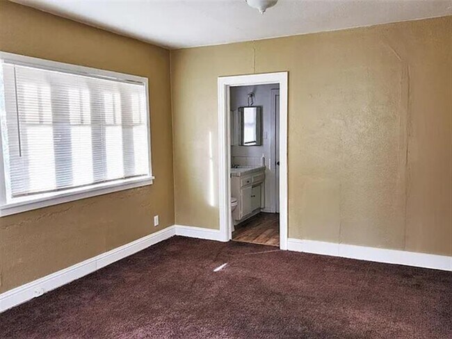 Building Photo - This 2-bedroom home