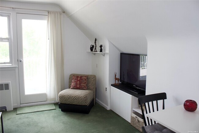 Building Photo - 626 W Market St