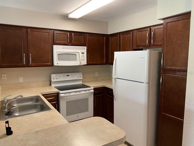 Building Photo - 13953 Fairway Island Dr