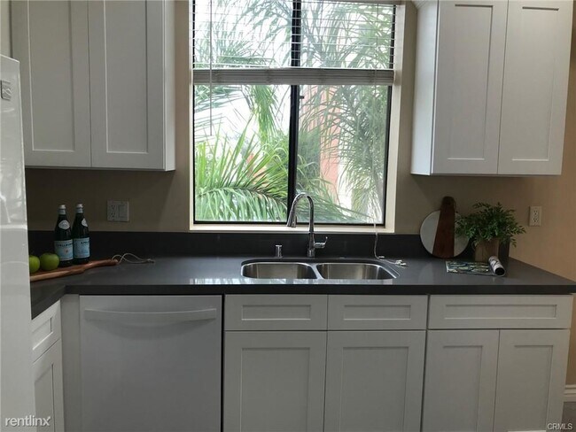 Building Photo - 3 br, 2 bath Condo - 625 S Berendo St Apt 305