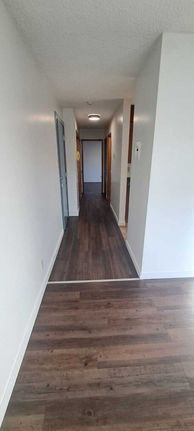 Photo du bâtiment - 8303-100 100 St NW