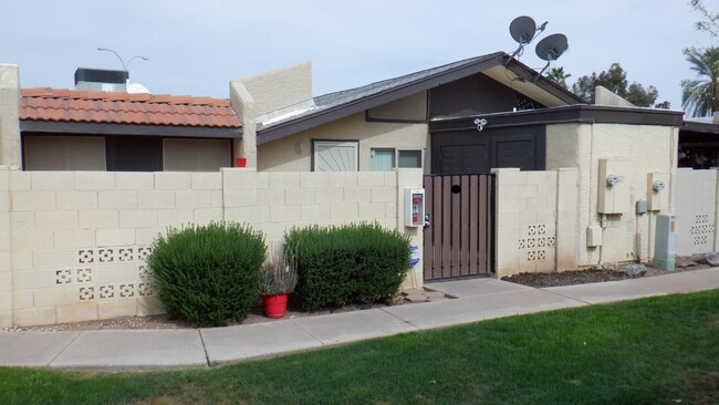 Building Photo - 712 N Santa Barbara #16