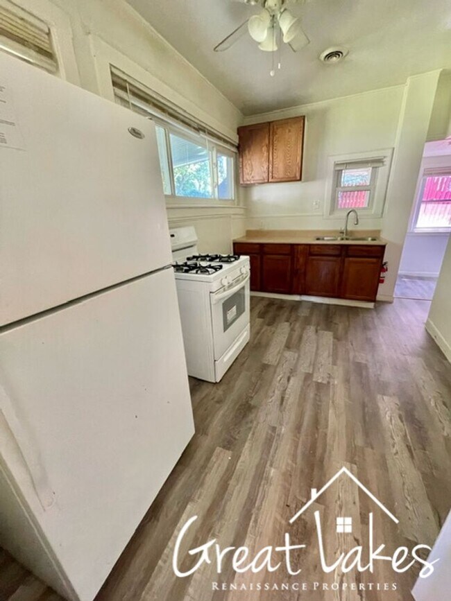 Building Photo - $200 OFF FIRST MONTH'S RENT: Charming 2 be...