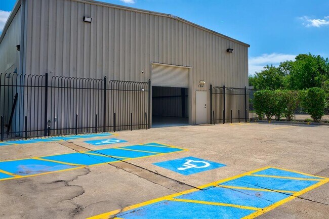 Building Photo - 914 Oak Glen Dr