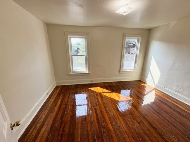 Building Photo - 3 Bedroom Townhome
