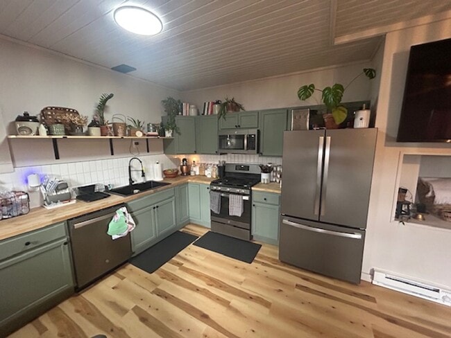 Building Photo - 2 bedroom 1 bath single family home