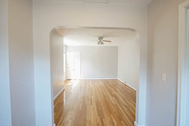Building Photo - Charming NW 1-Bed Ready Late May!