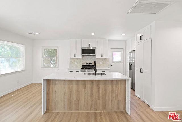 Foto del edificio - 1940 Cloverfield Blvd