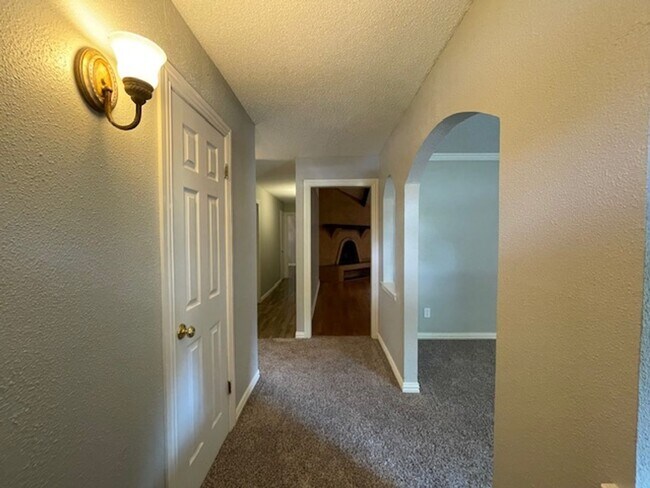 Foto del edificio - 220 Shady Lake Dr