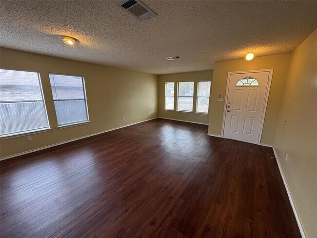 Foto del edificio - 7908 Rosenberry Dr