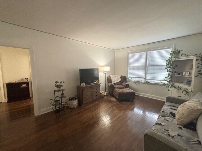 Building Photo - 1 Bedrom 1 Bath at Heathwood Court