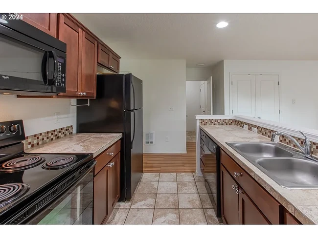 Kitchen - 35130 Evergreen Pl