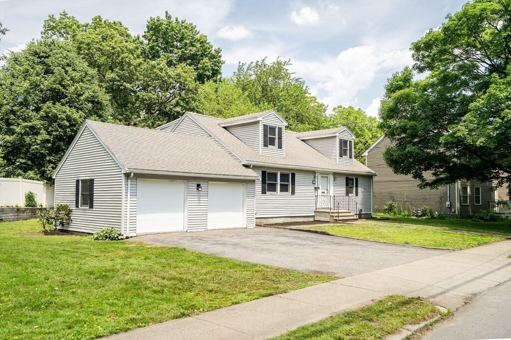 Primary Photo - 115 Rowe St