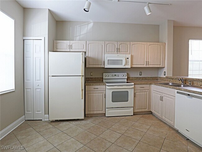 Building Photo - 3618 Pine Oak Cir