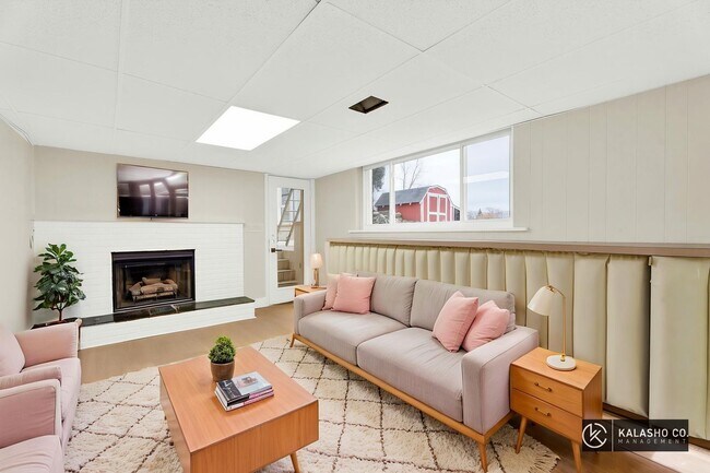 Foto del edificio - 3BD | 3BTH - NEWLY RENOVATED - ON SYLVAN LAKE