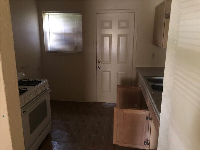 Foto del edificio - 4223 Rockingham St