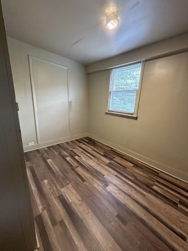 Foto del edificio - 3 Bed 1 Bath very close to UWEC available ...