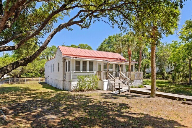 Foto del edificio - Sullivans Island Historic Charmer
