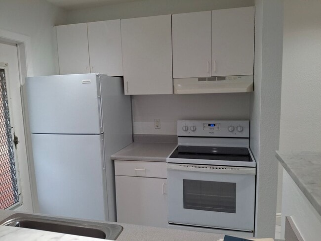 Building Photo - 5050 Bayview Dr