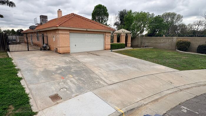 Building Photo - 3 bedroom 2 bathroom home located near Wilderness Park and many shopping centers.