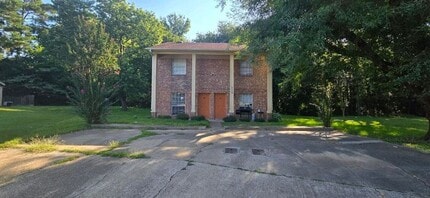 Building Photo - 118 Pinebrook Pl