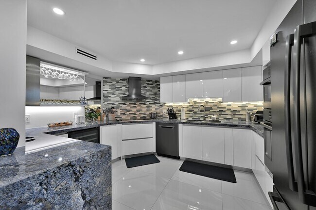 Building Photo - 2860 S Ocean Blvd