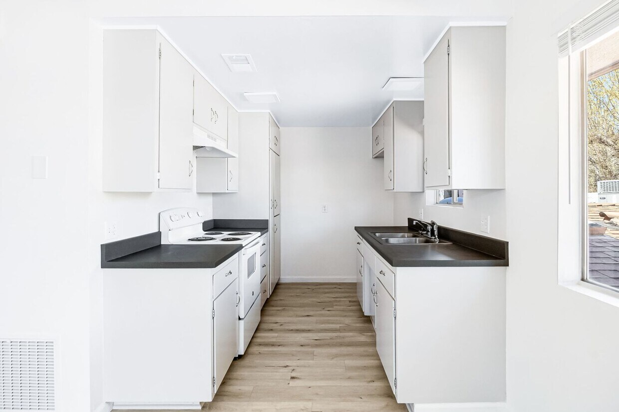 Foto principal - Move in Special $500 Deposit and Two Month...