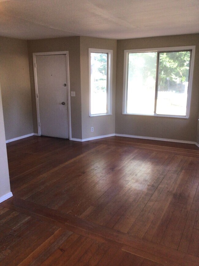 Foto del edificio - Arbor Heights Bungalow, Available early Oc...