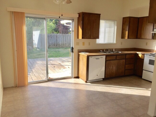 Foto del edificio - Rare find home with 2-Car Garage, Fenced Yard, with Convenient Location!