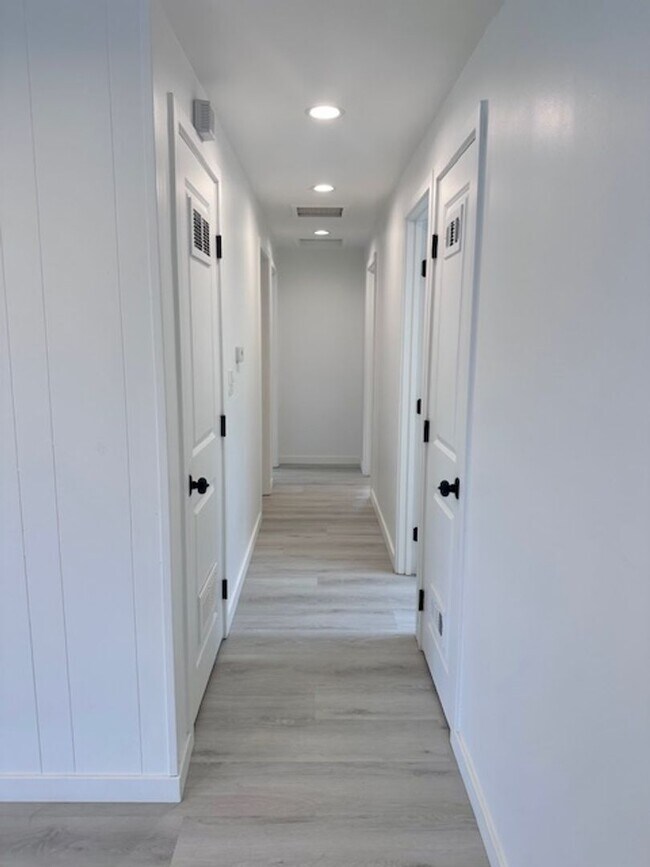 Building Photo - Charming 4 bedroom Rambler