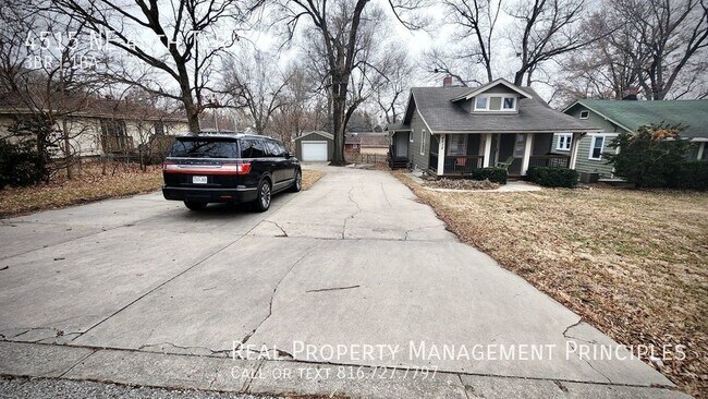 Building Photo - Beautiful, Recently Remodeled 3 Bedroom Bu...