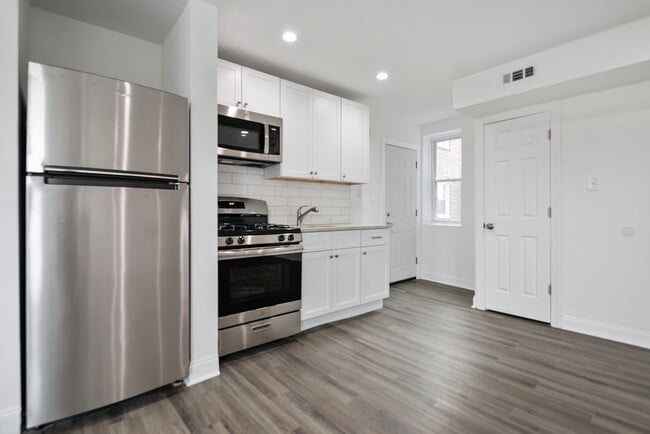 Building Photo - Recently Renovated 2 Bedroom Apartment Ava...