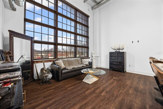 Building Photo - Urban Loft Condo Featuring Stunning Views & Rooftop Entertaining