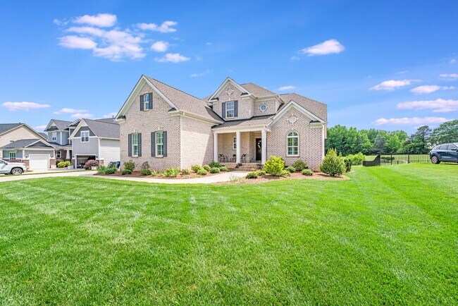 Foto del edificio - COMING SOON! Live Luxuriously in Summerwood – Fully Furnished 3BR Brick Home w/ Internet & Lawn C...