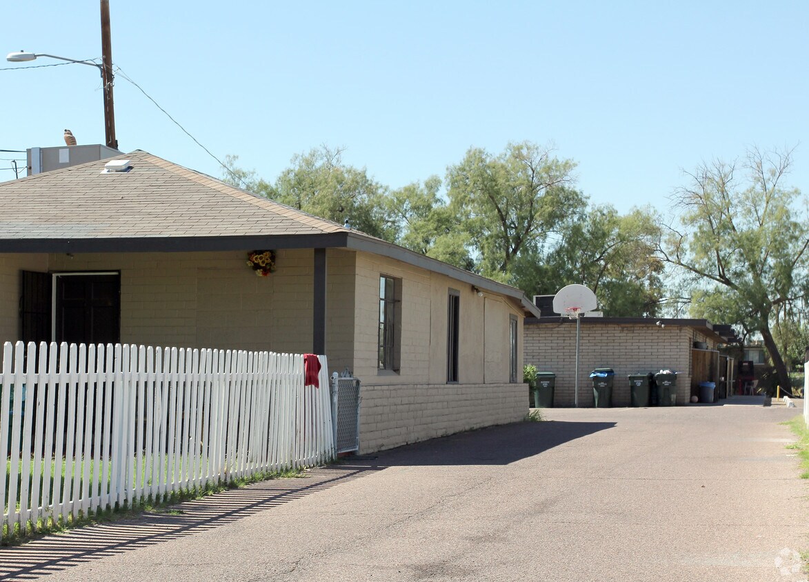 Primary Photo - Por Of The Lofts