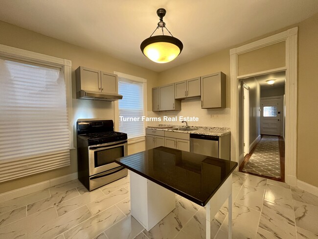 Building Photo - 10 Bucknam St