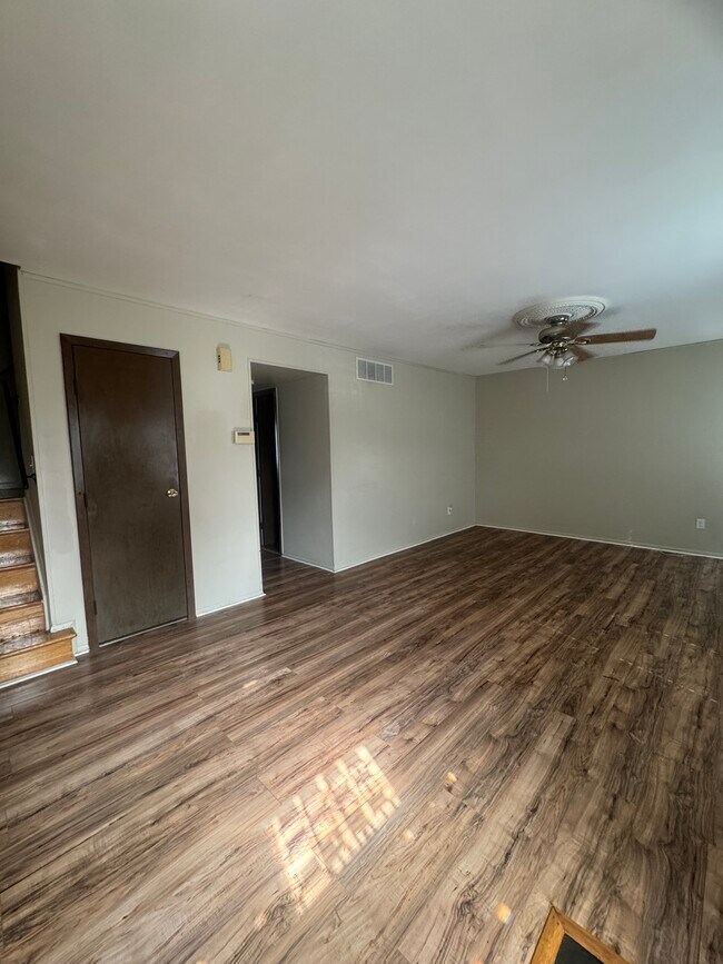 Building Photo - 570 Jamestown Ct