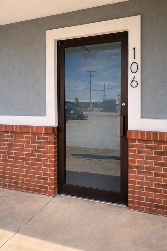 Foto del edificio - 7030 W Wilshire Blvd