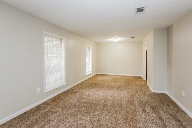 Building Photo - Spacious Home